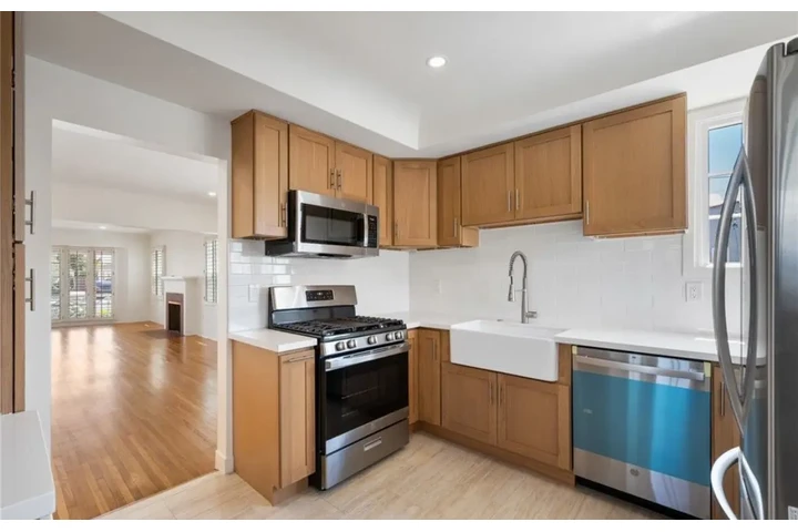 $2500 : 3 Bed 2 Bath in Degnan Blvd LA image 4