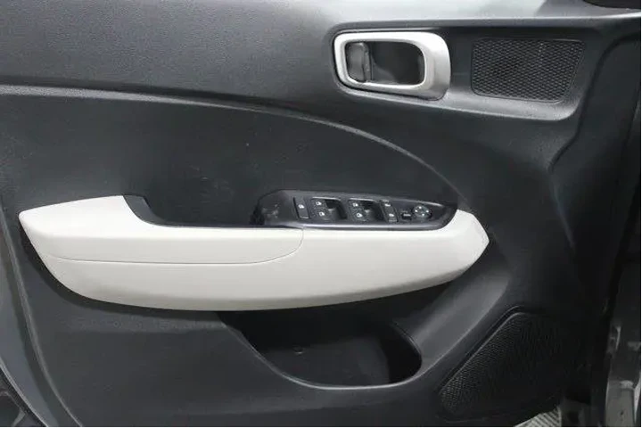 $17989 : Hyundai VENUE 2023 SEL 4dr C image 3