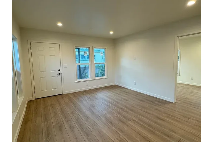 $900 : This well-maintained 2-bedroom image 2
