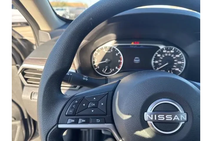 $20400 : Nissan Altima 2024 2.5 SV 4d image 6