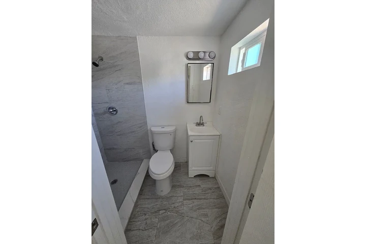 $800 : Newly remodeled single story! image 5