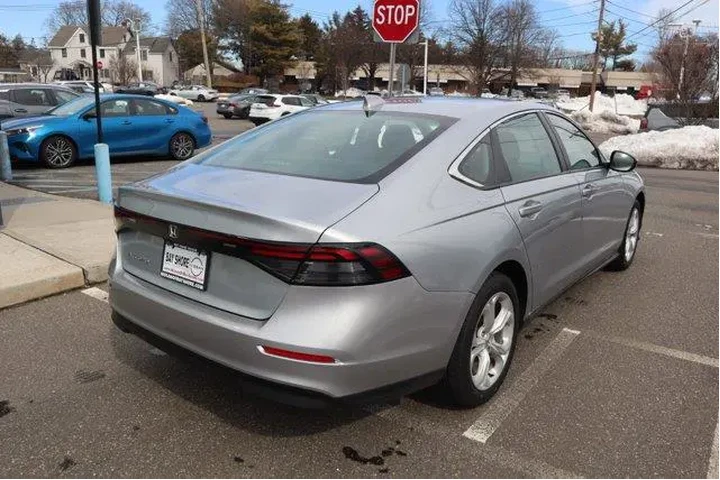 $22078 : Honda Accord 2024 LX 4dr Sed image 6