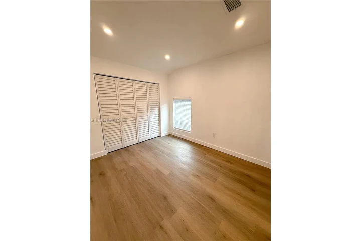 $800 : charming HOME ..Miami, FL image 3