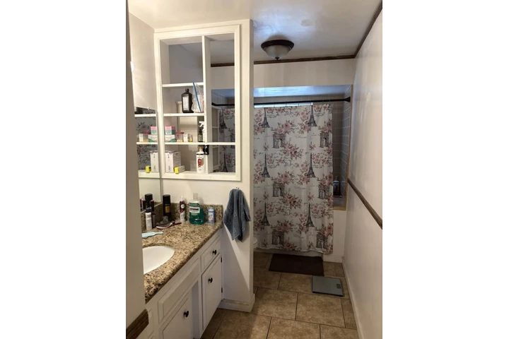 $750 : Private room for rent image 4