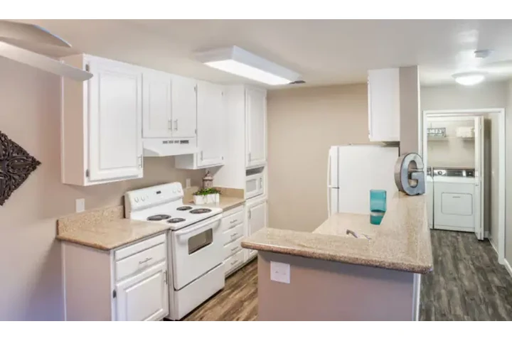 $1450 : 7566 Greenback Ln, Citrus Heig image 3