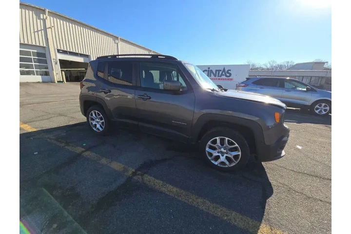 $7995 : 2016 Renegade Latitude image 3