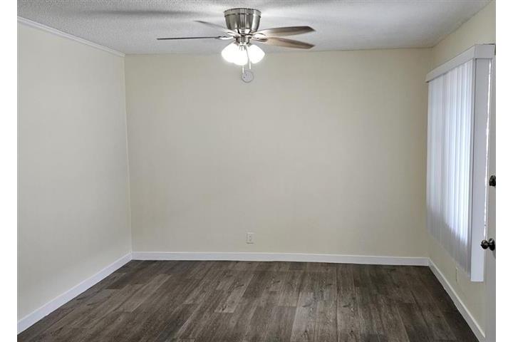 $1750 : CUDAHY APARTAMENTO image 4