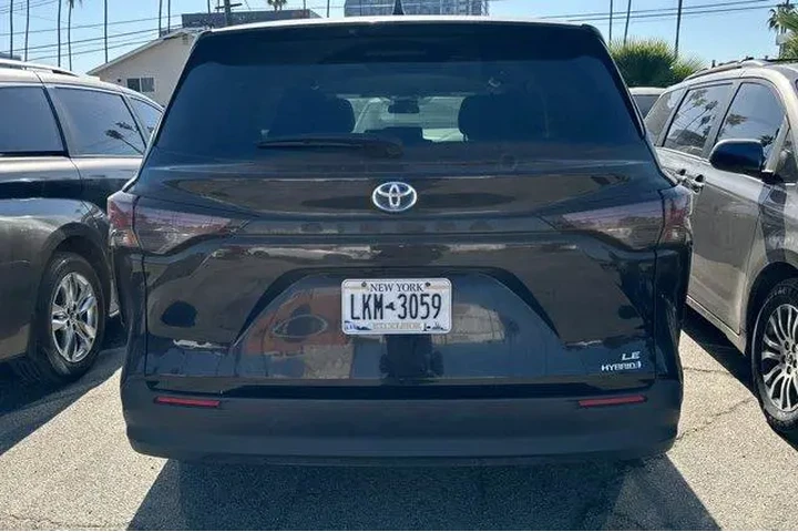 $36549 : Toyota Sienna 2024 LE 8-Pass image 4
