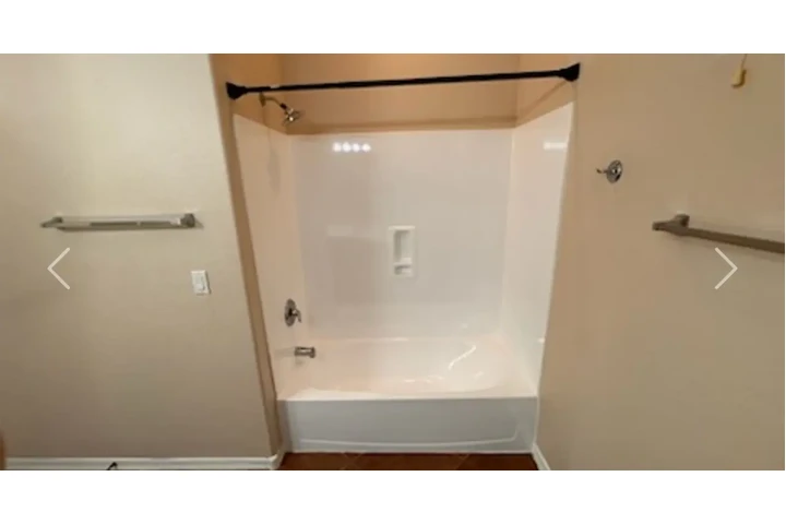 $1060 : Beautiful two bed  apartment image 3
