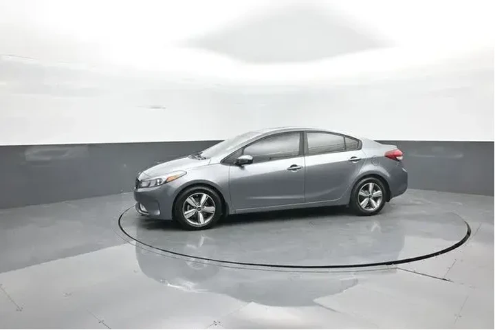 $12952 : Kia Forte 2018 S 4dr Sedan image 4