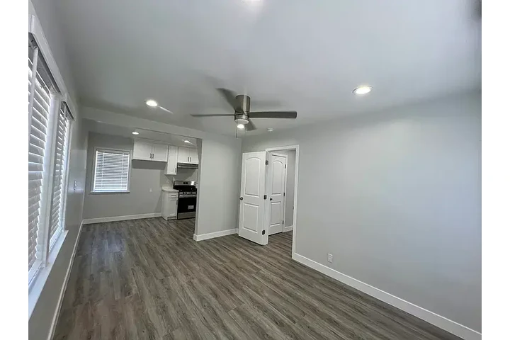 $1050 : One bedroom room decent apartm image 5