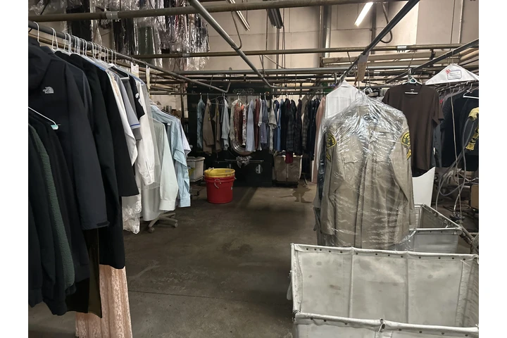Tintoreria/ Dry cleaners image 1