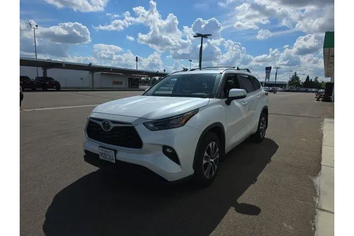 $33900 : Toyota Highlander 2023 LE 4d image 3