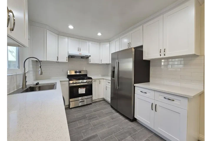 $1875 : 2 Bedroom Apt in Vermont Ave image 4