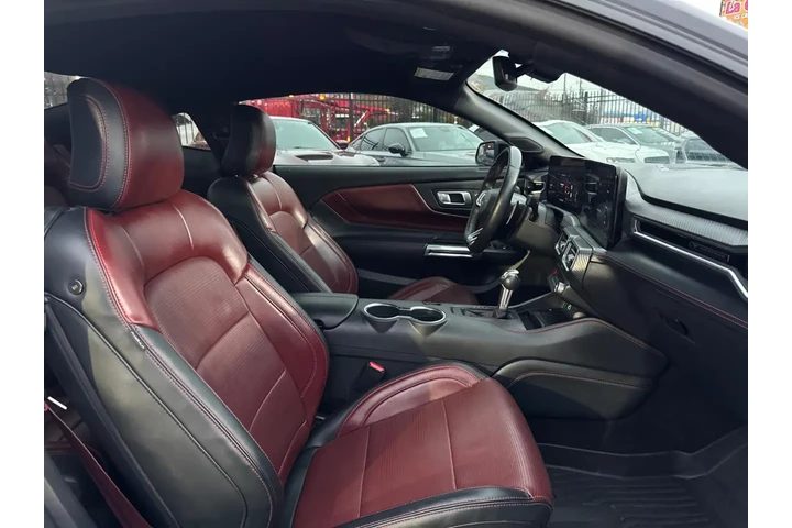 2024 Mustang GT Premium Coupe image 9