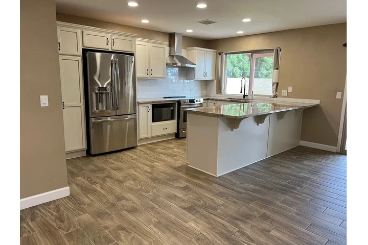 $980 : 3BR/2BA charming, updated home image 2