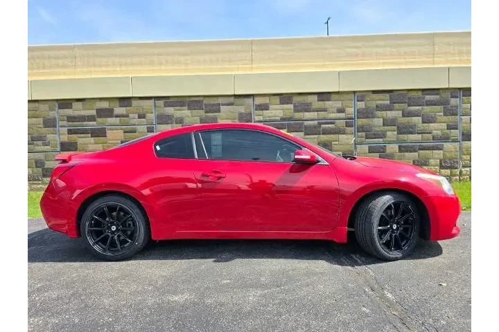 $9996 : Nissan Altima 2010 3.5 SR 2d image 2