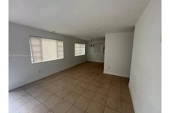 $700 : charming HOME ..Miami, FL image 2