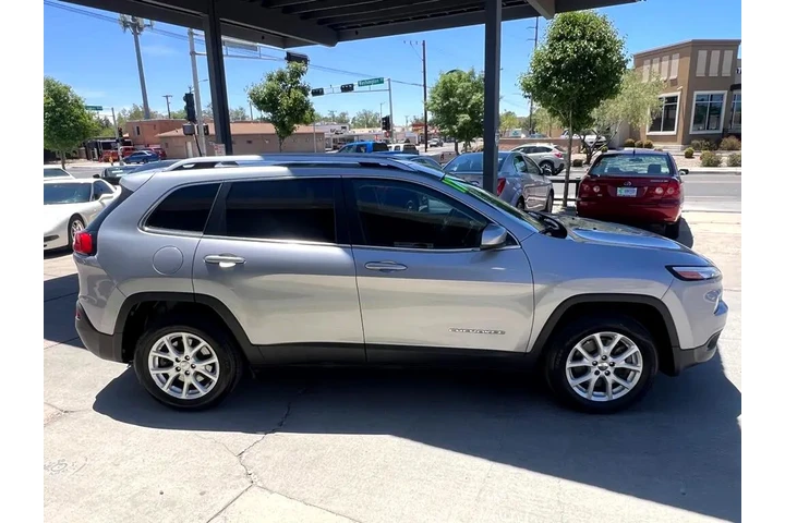 2017 Cherokee Latitude FWD image 4