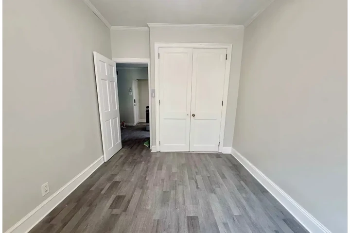 $2500 : APT 2 RECAMAS EN MASPETH image 1