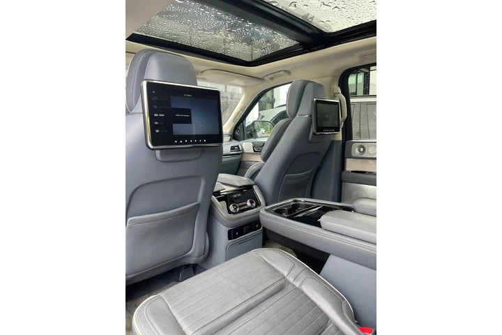 $44900 : Lincoln Navigator L Black Lab image 3