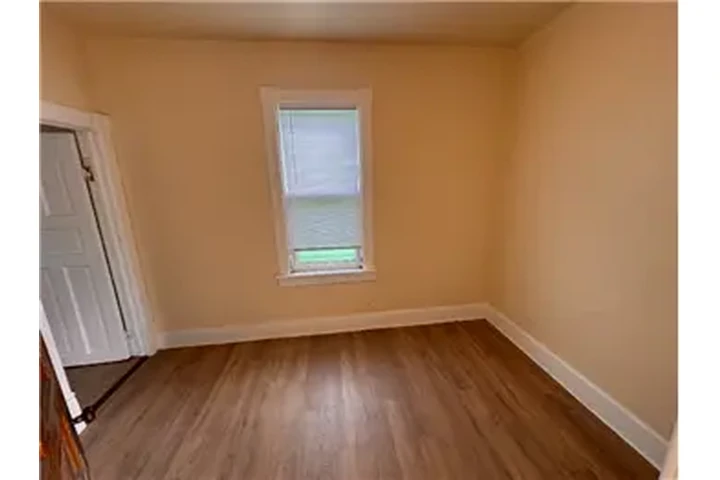 $1300 : Rental property with 3 bedro image 8