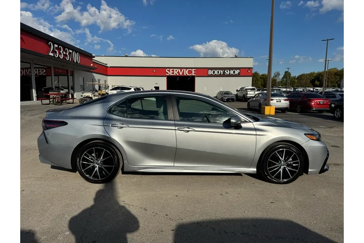 $24980 : 2023 Camry SE 4D image 1