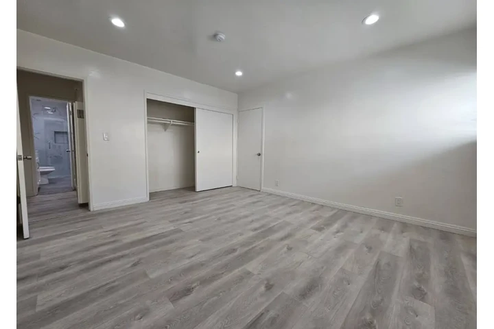 $1875 : 2 Bedroom Apt in Vermont Ave image 7