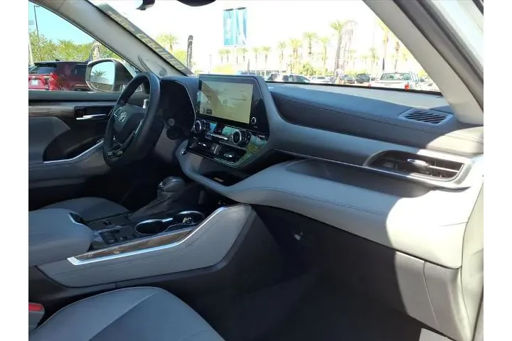 $37963 : Toyota Highlander 2023 L 4dr image 10