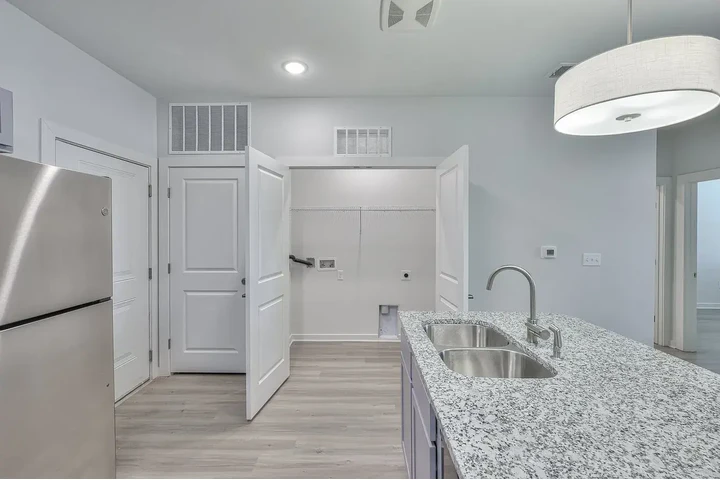 $1000 : Comfortable & Budget-Friendly image 2