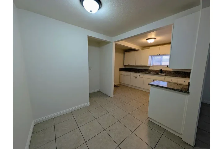 $1400 : Norwalk - Single Family Home image 3