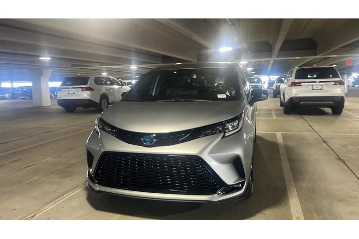Toyota Sienna image 3