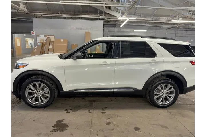 $34490 : Ford Explorer 2022 AWD XLT 4 image 4
