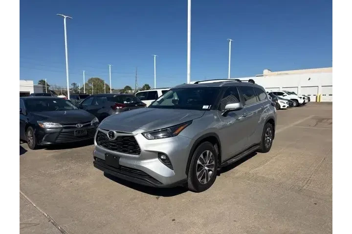 $37655 : Toyota Highlander 2024 LE 4d image 2