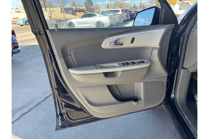 2012 Traverse LS FWD w/PDC image 10