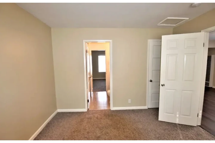 $1900 : 2 bedroom house in south LA image 6