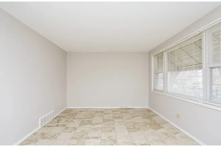 $1500 : Discover this charming 3-bedro image 5
