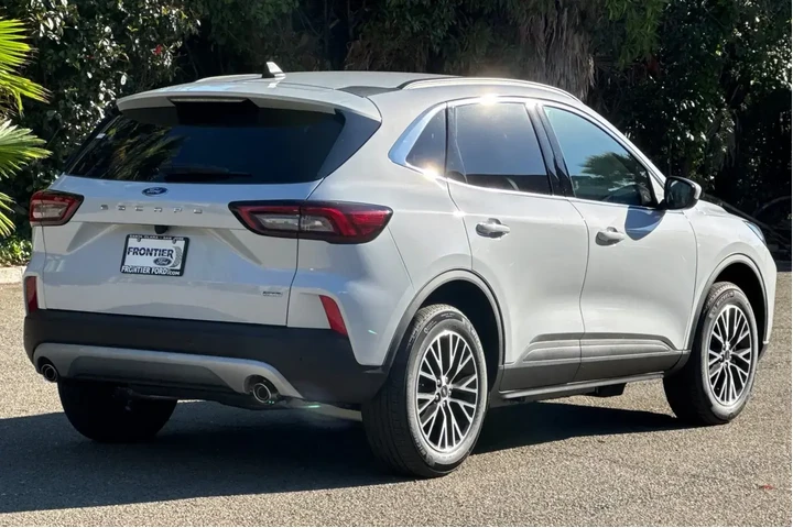 Ford Escape Plug-In Hybrid 2 image 3