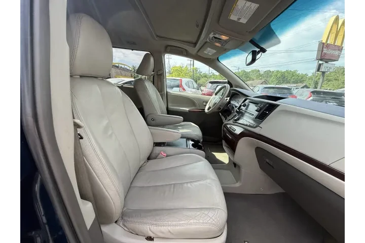 $14495 : 2012 Sienna XLE 8-Passenger image 9