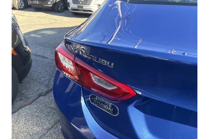 $17590 : Chevrolet Malibu 2023 LT 4dr image 6