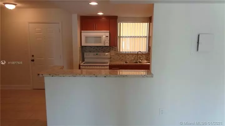 $2400 : TownHouse Fontainebleau Blvd image 1