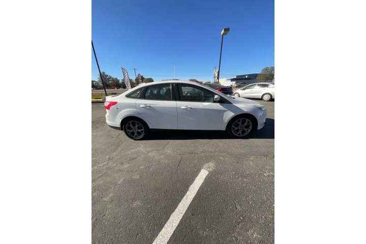 2013 Focus SE image 5