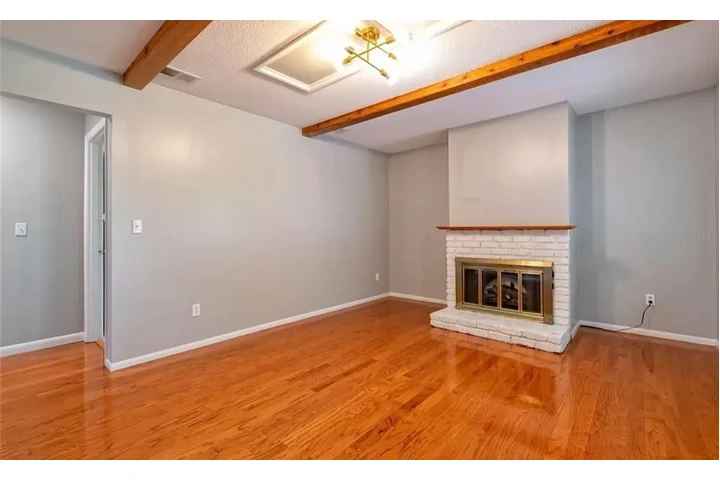 $2000 : Modern 3 bedroom and 2 bath image 4