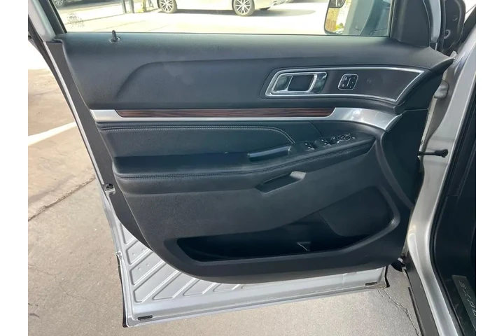 2017 Explorer Limited FWD image 10