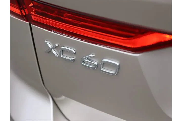 $33900 : Volvo XC60 2025 AWD B5 Core image 9