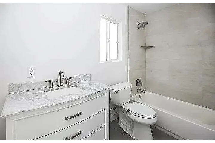 $1800 : Step into comfort and style wi image 7