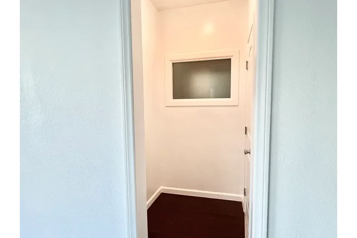 $1000 : Studio and 1-Bath image 8