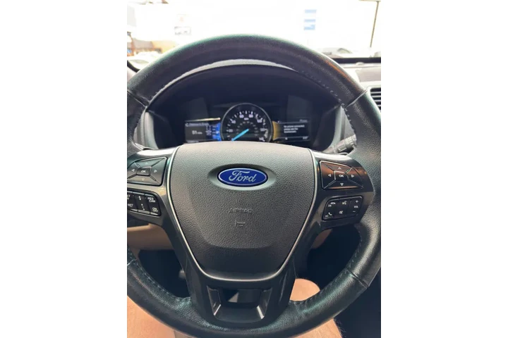 $13700 : 2016 Explorer Limited image 10