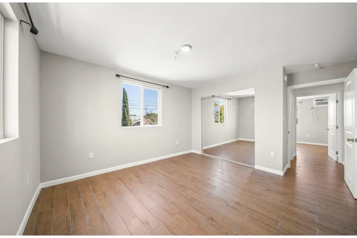 $1950 : 2 Bedroom Apt In Koreatown, LA image 6