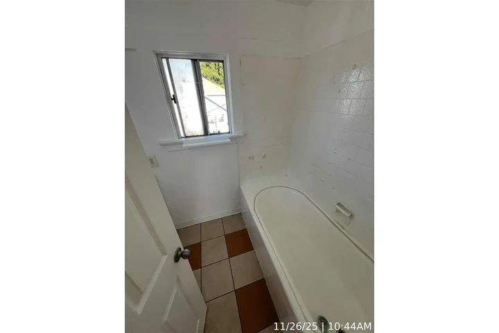 $1300 : Pollo Properties LLC W 59th image 10